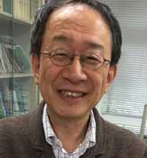 人, 食べ物, 窓, 皿 が含まれている画像  非常に高い精度で生成された説明